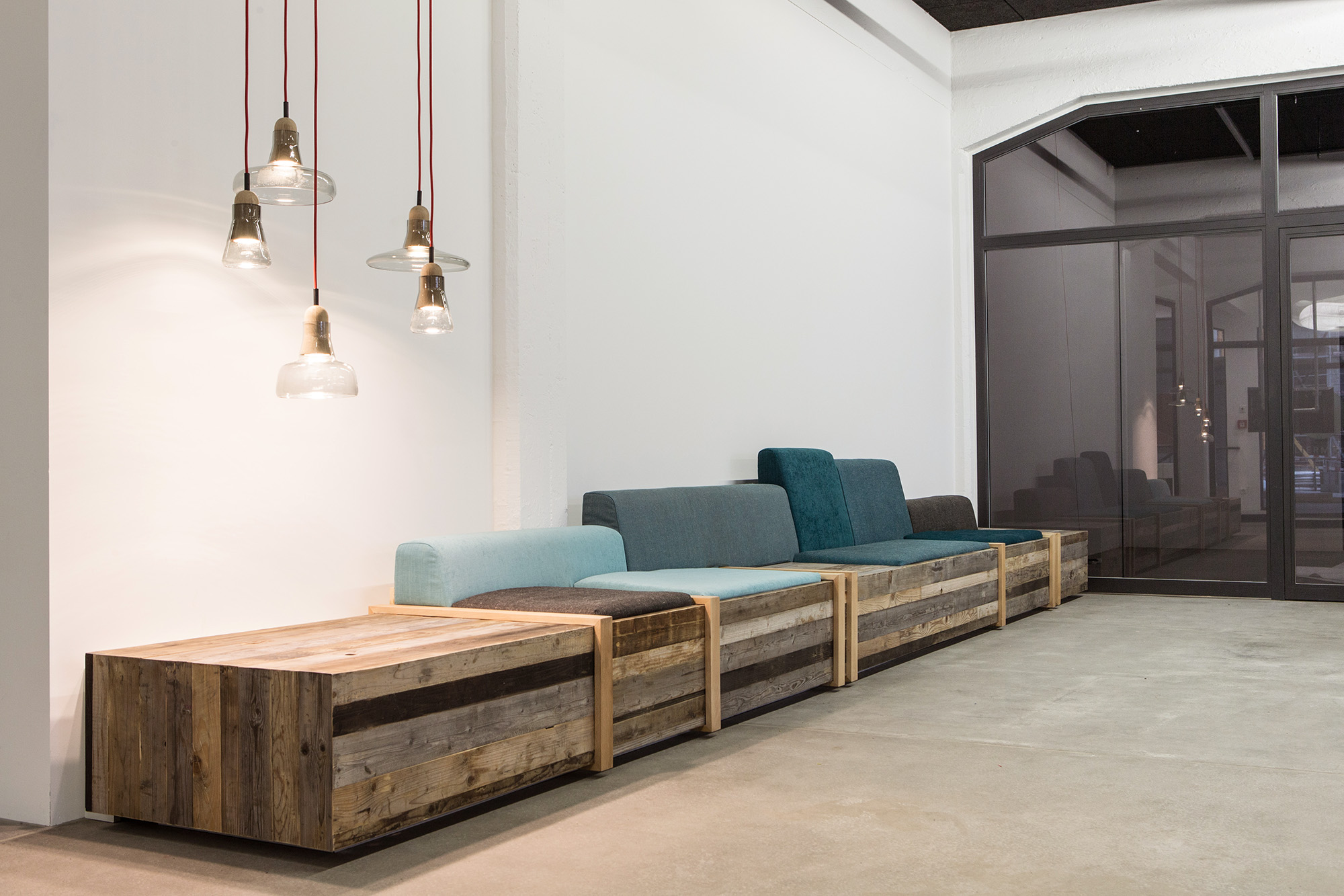 Sofa nach Masse Lounge Sofa, Möblierung Haus der Elektronischen Künste Basel Kyburz Made