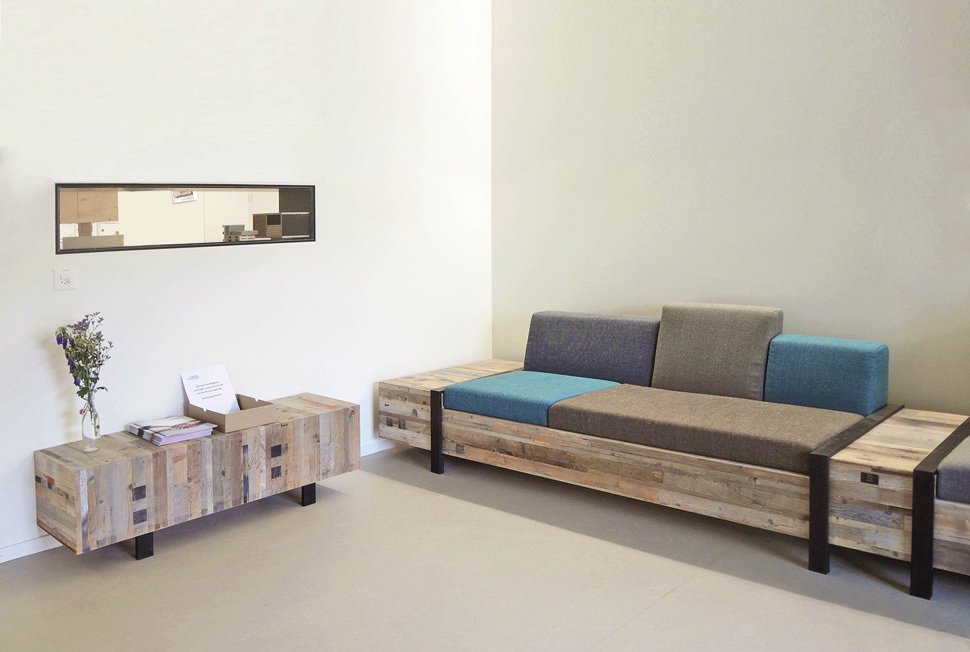 Sofa und Sideboard aus Altholz