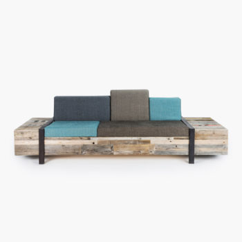 Sofa aus Palettenholz mit seitlichen Ablageflächen und Stauraum unter der Sitzfläche